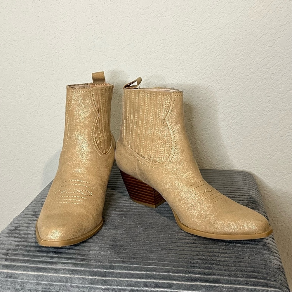Dolce Vita Stana Western Chelsea Boots in Gold Metallic Size 9